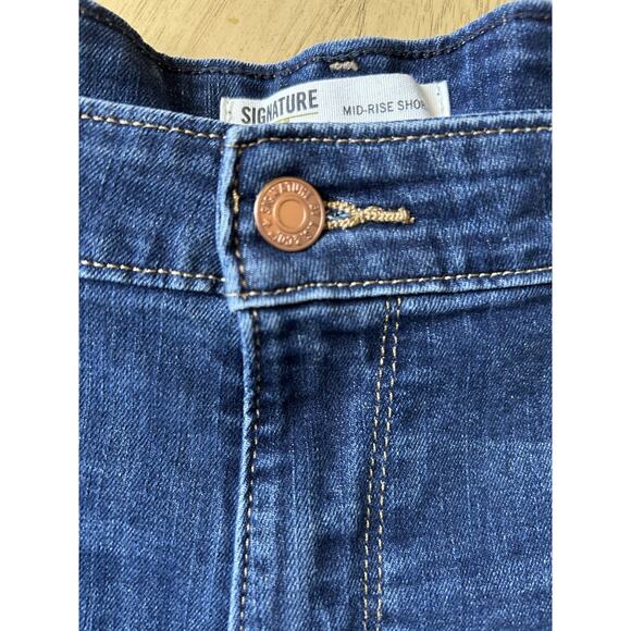 Levi’s Signature Gold Blue Denim Mid Rise 5” Shorts Women’s Size 22 Soft Stretch - Picture 2 of 7